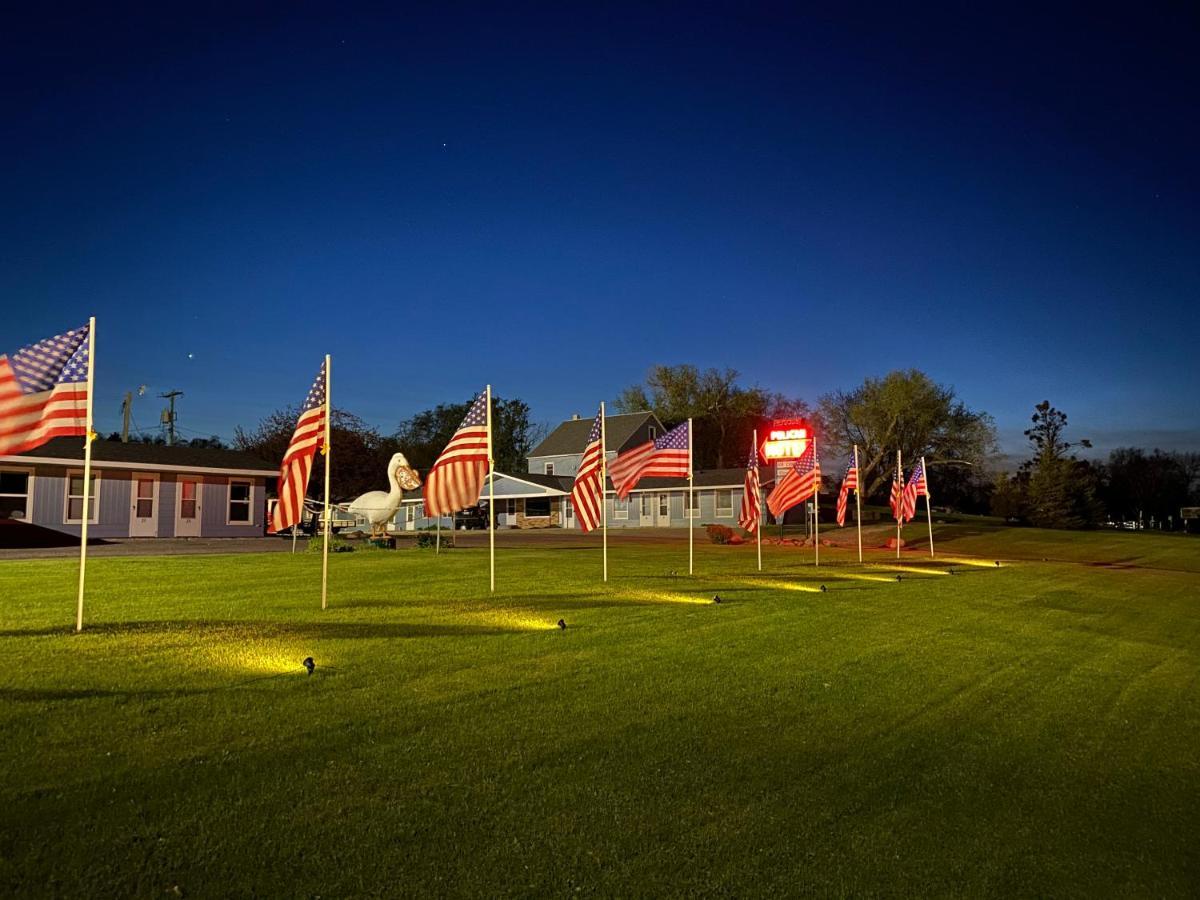 Pelican Motel Pelican Rapids Esterno foto