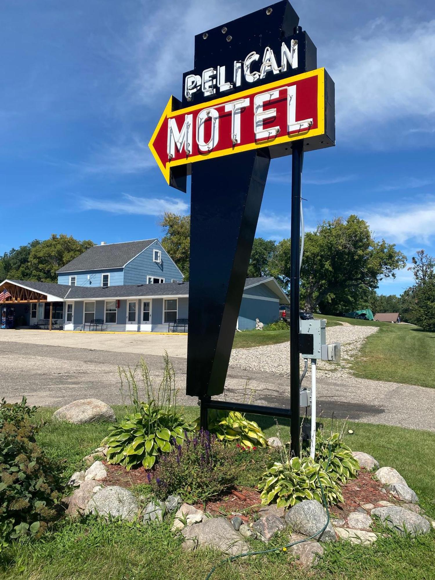 Pelican Motel Pelican Rapids Esterno foto